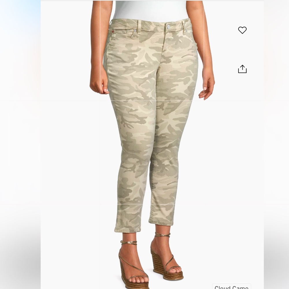 Camouflage ankle/crop pants.